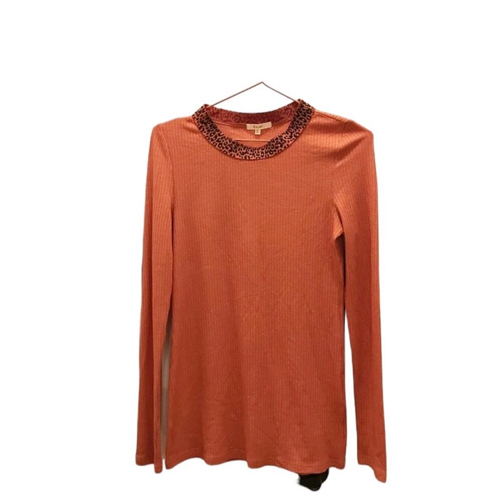 Easel ribbed tunic length top with animal print collar size small